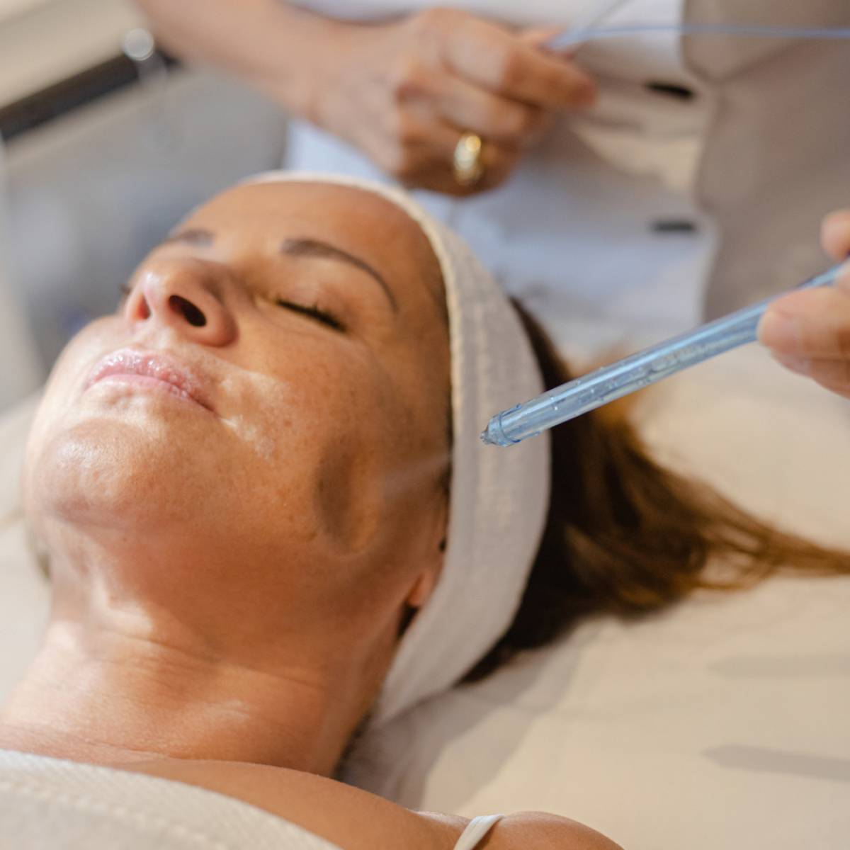 Faire le meilleur soin jet peel complet en institut pour réhydrater sa peau en profondeur avec la meilleure méthode la plus performante à Marseille Prado David 13008