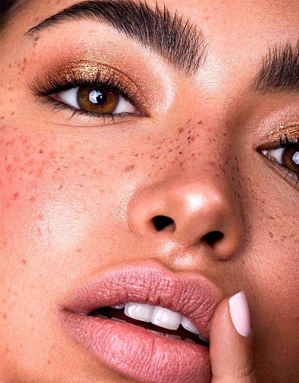 Un bon cadeau a petit prix à Noël pour des lèvres repulpées, lisses et hydratées avec le soin HYDRALIPS : un combiné de Microneedling et Jet Peel en promotion chez R’Pur Marseille Prado 13008